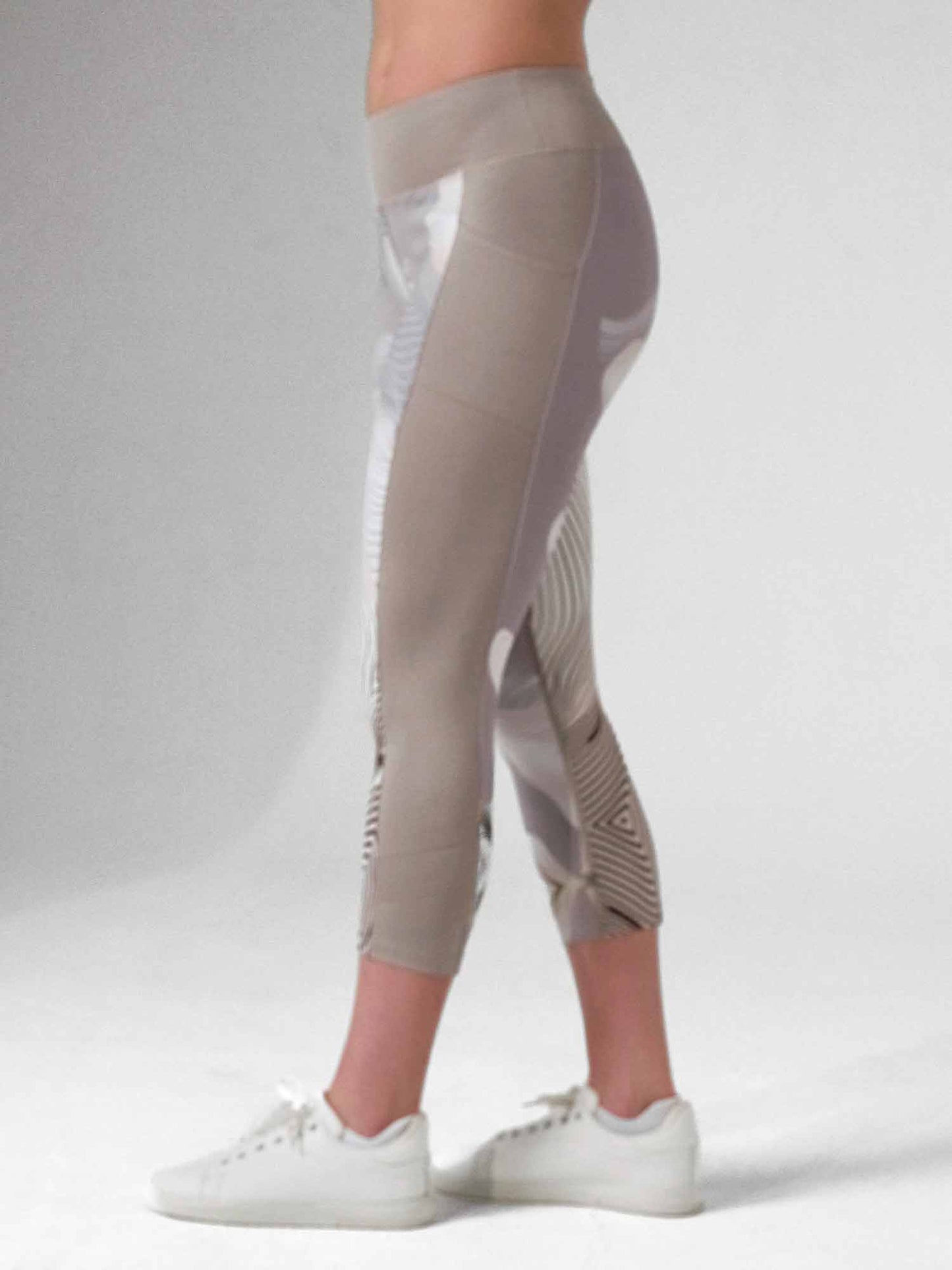 LATTE PRINT ELLE CAPRI | Performance Compression Leggings with Pockets